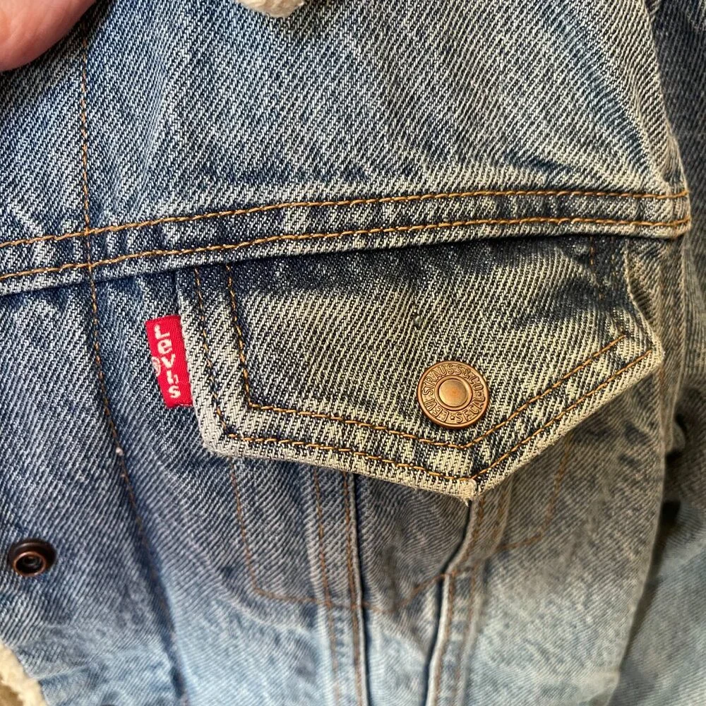 Levi's Light Denim Cream Sherpa Trucker Jacket with Button Closure, Size Medium - Picture 7 of 12